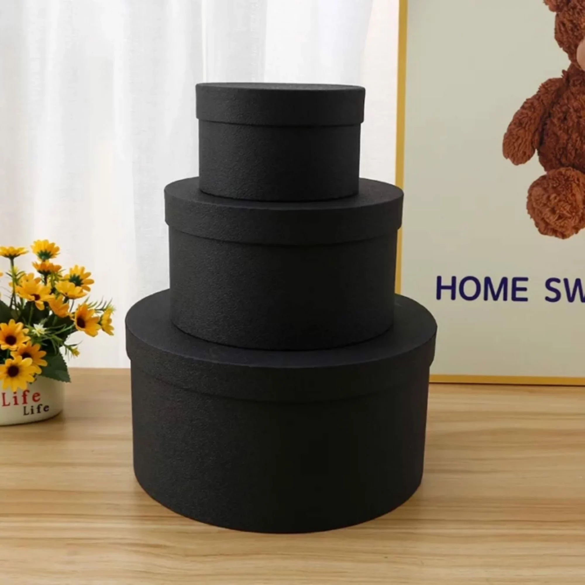 des boîtes cylindriques en carton et un range chapeau